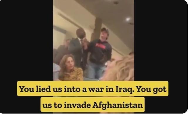 美国民众群起质问佩洛西，抗议者：嘿，你这个战争犯！