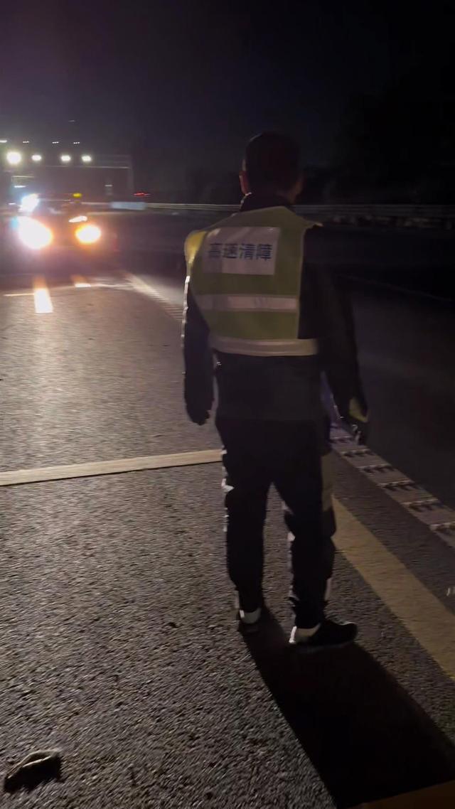 高速换胎需300元租安全锥？当地回应：上述情况已违规 并不允许将核实