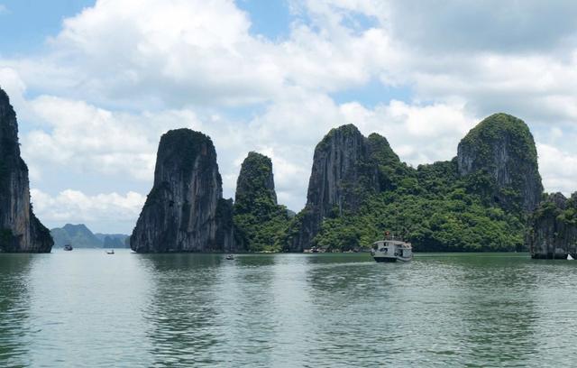 越南下龙湾观光直升机坠毁 已致多人死亡