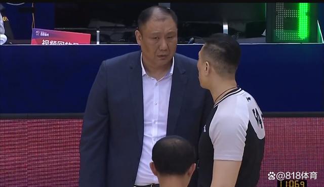 山东男篮主场惨败广州队！球迷追骂主教练王晗，助理教练爆粗回怼