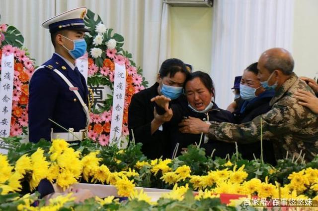 送别英雄！烈士送行车队经过家门口“5岁男孩隔窗敬礼为烈士送行：纯真的心灵点亮人间”