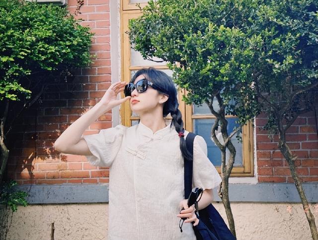 陈都灵和孙千撞衫同款旗袍 同一款衣服驾驭出不一样的风格！