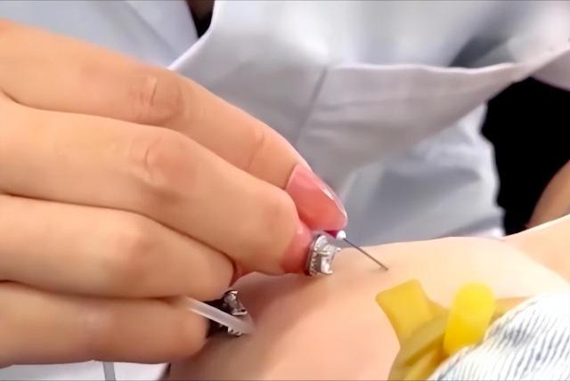 医院护士戴美甲扎针引争议 “指甲上还有金属链条” 院方：新来的 已让其卸掉！