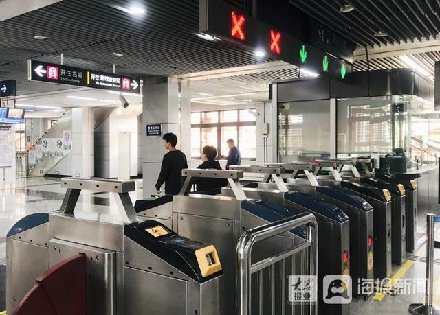 网友发现北京地铁戴口罩提示标语正陆续被撕掉 工作人员：不戴口罩也可以坐地铁！