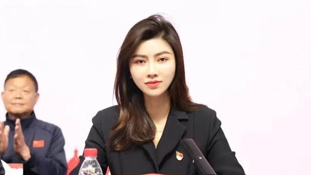 河南一高校女副校长美出圈 被称为校领导的颜值天花板 网友：漂亮、气质