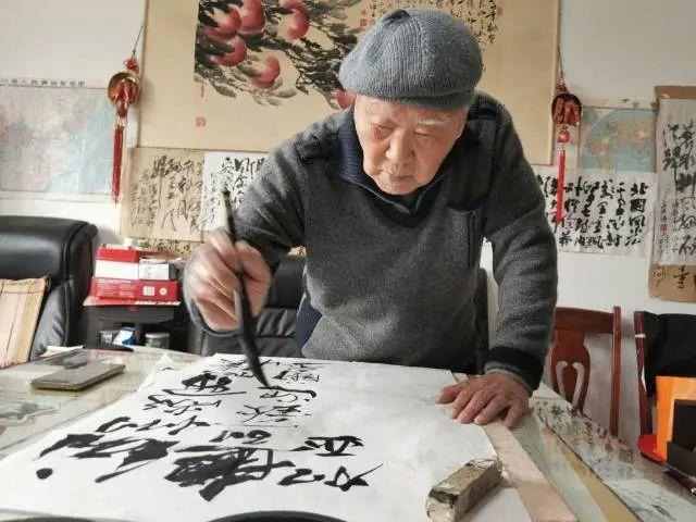 106岁爷爷回应长寿秘诀：爱阅读、说英语、一口气背诵古文