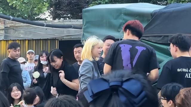 网红痞幼打卡淄博烧烤 被一群男子围住敬酒，下手吃遭人白眼