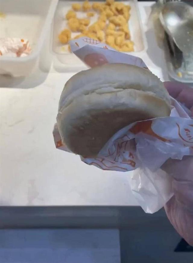 男子在服务区买到假汉堡 只有两片面包没有肉 涉事餐厅已被责令停业整顿