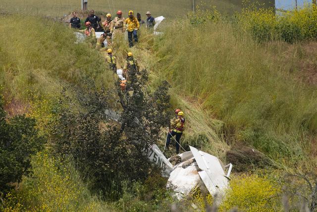 洛杉矶一架小型飞机坠毁 调查人员在美国洛杉矶坠机事故现场工作