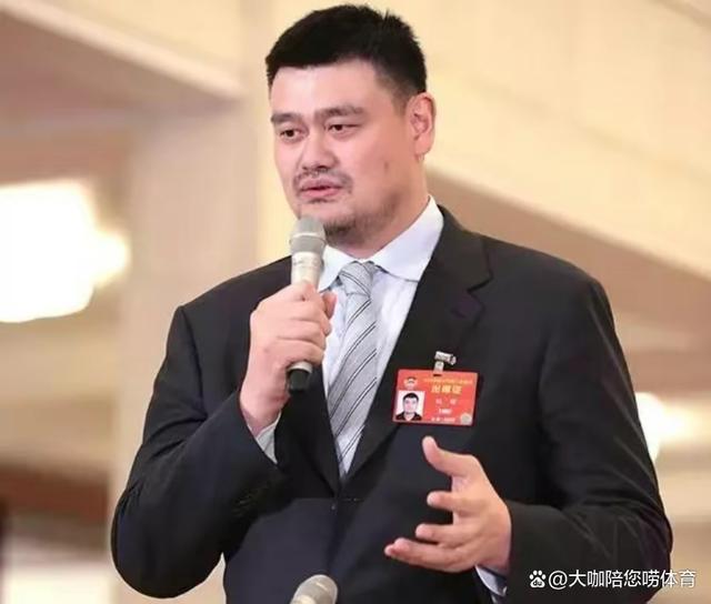 姚明和菲律宾总统合影引起了网友的热议2