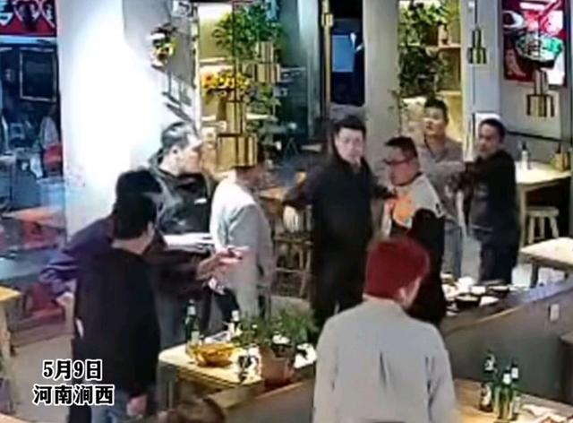 民警吃饭时遇冲突脱掉外套露出警服秒化解