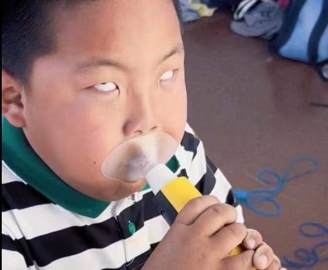 小男孩做肺活量测试拼到翻白眼 全程翻白眼做完了测试