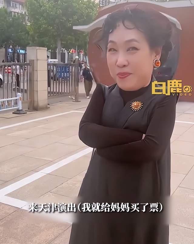 女儿偷偷买德云社演出票帮60岁妈妈追星 你保护我的翅膀我尊重你的爱好
