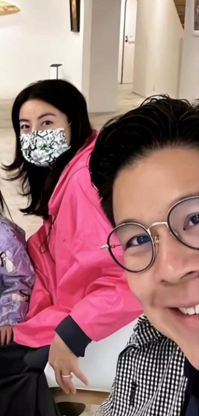 霍启刚晒出全家福：分吃一块小蛋糕