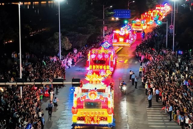 两男子给巡游花车配哀乐被拘并罚款500元！