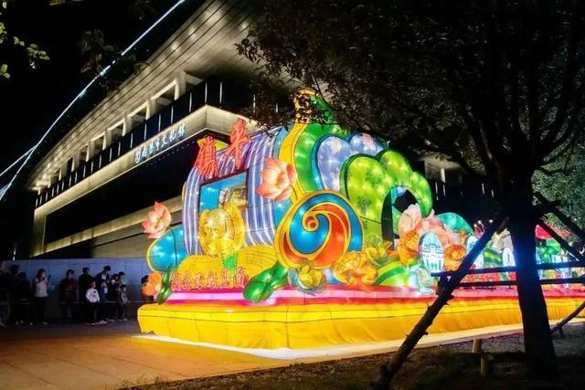 两男子给巡游花车配哀乐被拘并罚款500元！