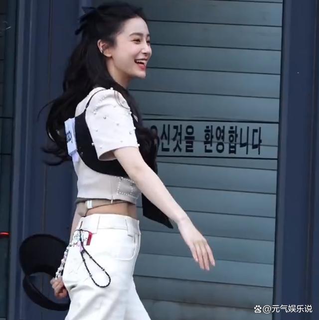 杨颖再现素颜睡衣造型 网友:比25岁还美!