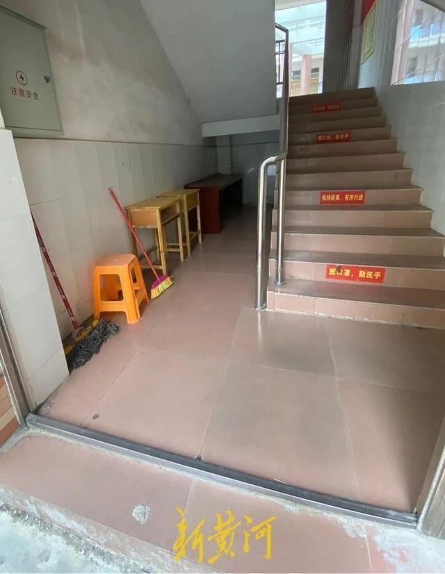 体育老师骚扰学生被行拘 一名自称是谢老师妻子的人曾发短信请求私了