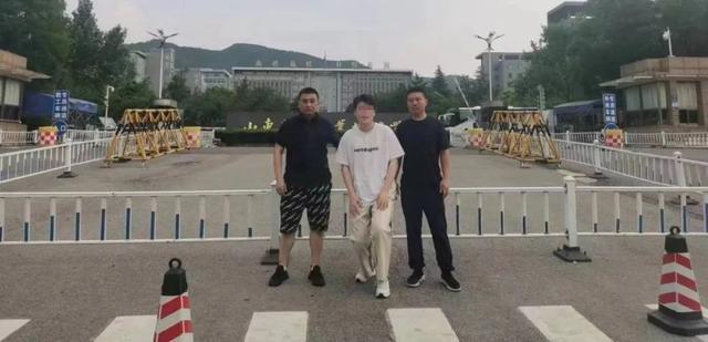 男子恶意向商家索赔被拘 索赔得到赔付尝到甜头，多次向购回的食品添加异物敲诈商家
