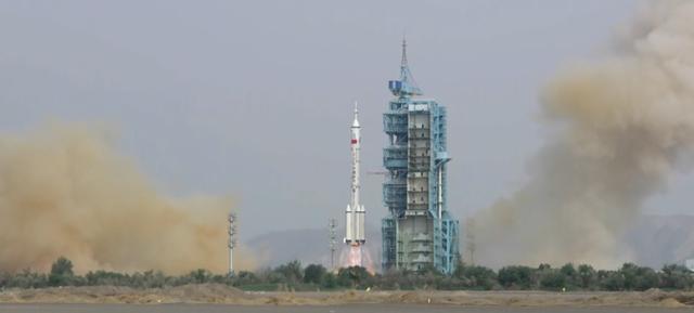 航天员说坐火箭太爽了 飞控大厅响起热烈掌声