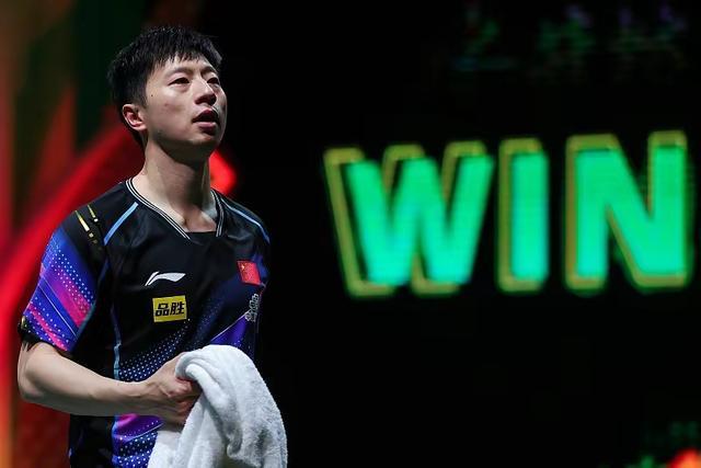 马龙回应赛后摸球台 举手投足之间都是表现出对赛场的留恋不舍