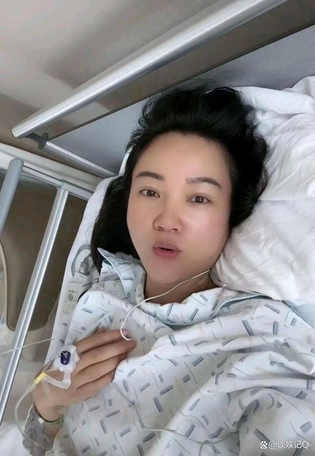 主持人周群入院做手术 躺病床手臂插管仍乐观，曝术中心慌发晕
