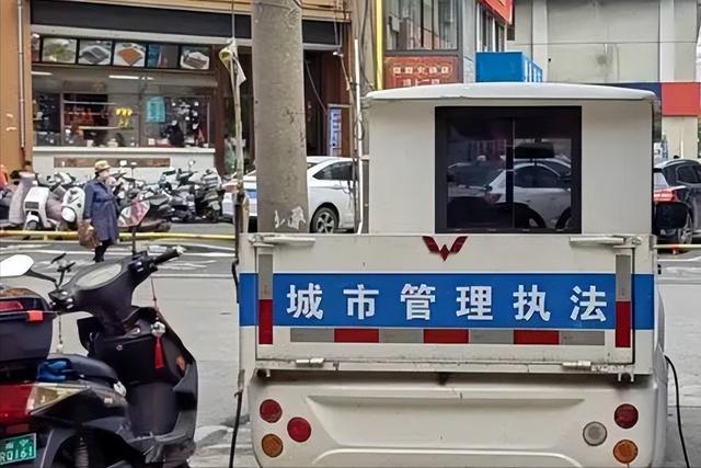 交警回应执法车无牌上路 这辆城管执法车辆可以不用上牌照，因为它在公安局有备案