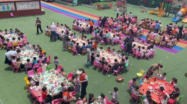 幼儿园摆20桌请孩子吃席：每桌有龙虾、牛肉、烧鸡、水果