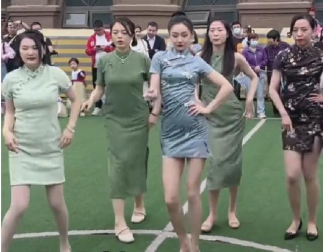 妈妈团跳女团舞引争议：这是儿童节还是相亲大会？