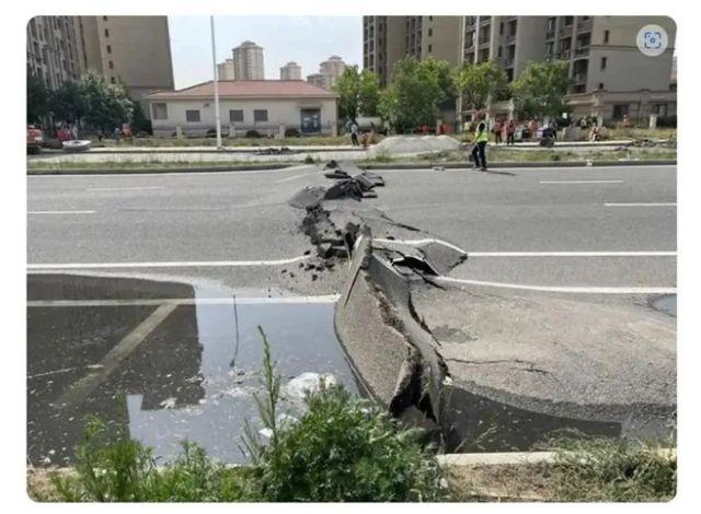 天津一小区草坪路面沉降，‘砰’的一声马路炸开，住宅楼开裂