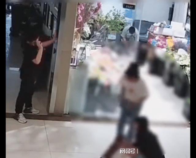 女子逗店家小狗后偷走 店主查看监控后气愤报警