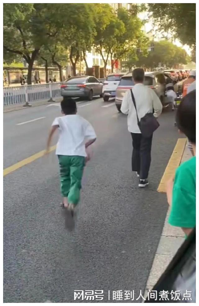 原配抓小三路人帮腔 没想到男子为了躲避竟然直接一脚油门将车开走