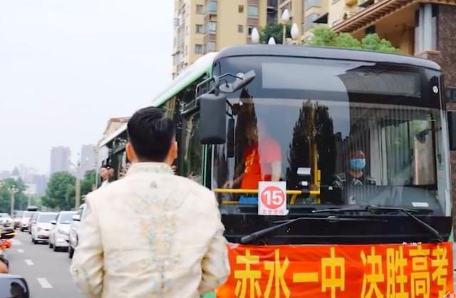 新人接亲偶遇送考车队，挨个给高考生塞红包，互相沾沾喜气！