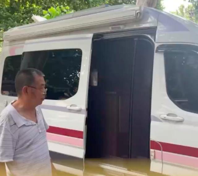 家长开房车陪孩子高考 网友：实名羡慕了