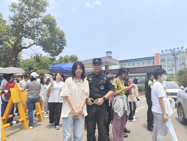 特警父亲的特别陪考 以特殊的方式在不远处为女儿高考默默加油