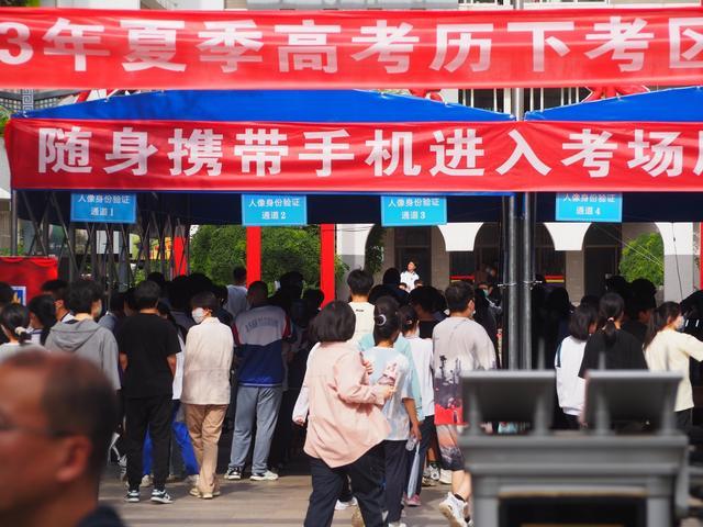 一酒店让考生13点前退房 否则不退100元押金 网友：格局太小！