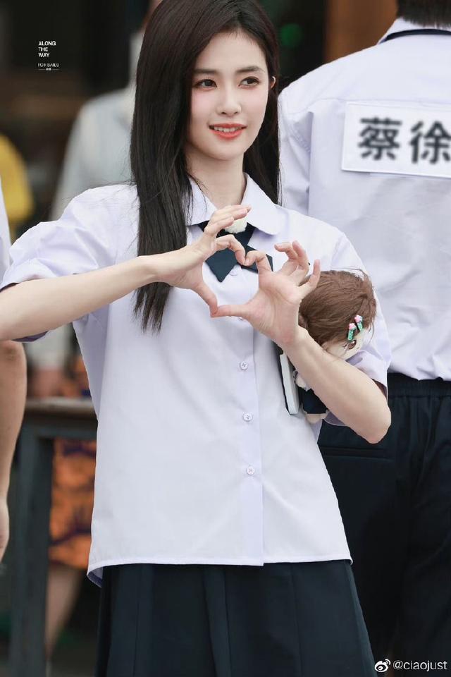 杨颖奔跑吧泰国路透 校服造型青春元气十足!