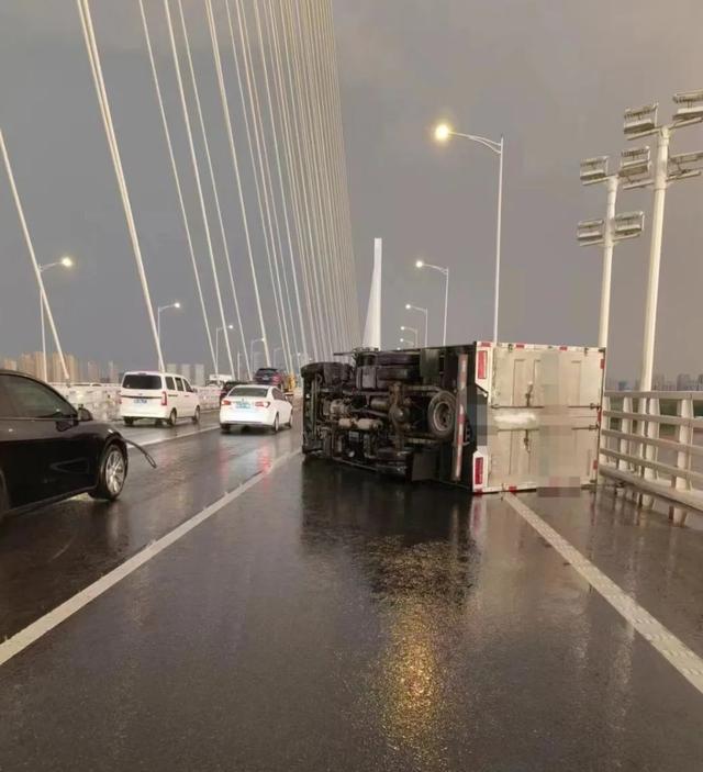 南京大风暴雨车被吹翻 6层楼高大树被连根拔起！网友：原来萧敬腾在