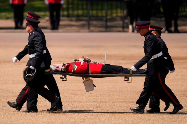 英国多名士兵因高温晕倒 当日伦敦气温达30摄氏度