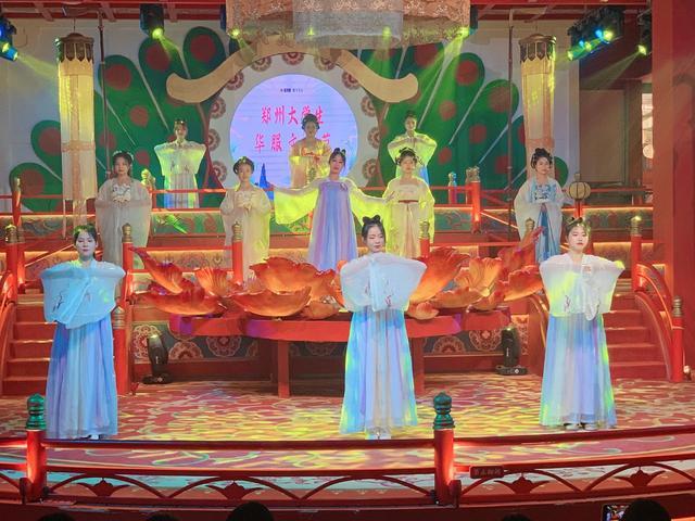 茶艺表演、非遗文化、汉服展示……郑州大学生华服文化节举行 