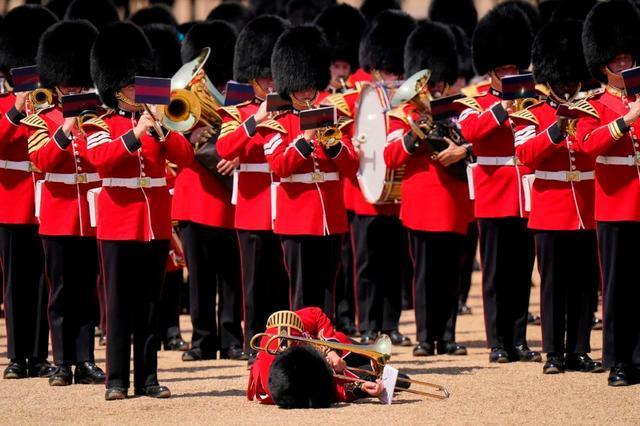 英国国王生日阅兵彩排多名士兵在高温下晕倒，威廉王子发推感谢每位士兵