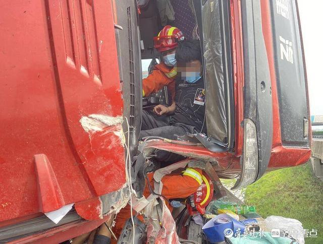 消防用肩膀撑住受伤司机 司机并无生命危险