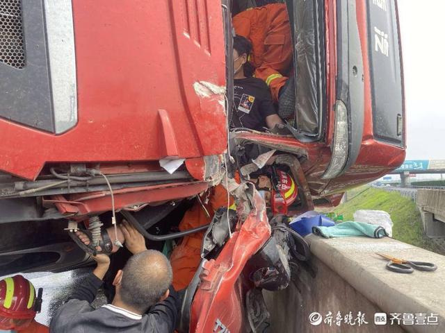 消防用肩膀撑住受伤司机 司机并无生命危险