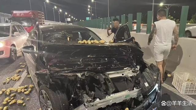奔驰车高架追尾货车 一名乘客拿出手机拍摄了整段“飙车”过程