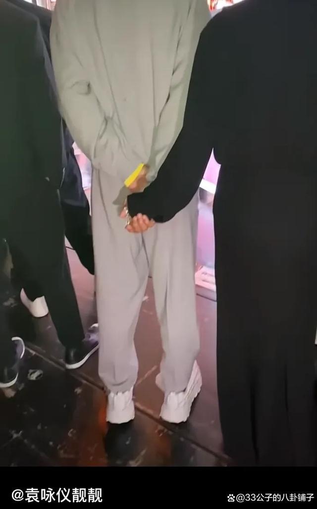 袁咏仪牵着周润发手喊帅 开心得像个小女孩