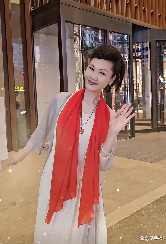 于文华与丈夫同台，长这模样难怪不露面！看中朱之文是老公的原因是这个
