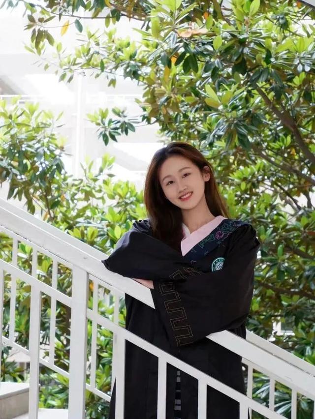 毕业典礼“卧龙凤雏”爆火 男女生拄拐领毕业证笑翻台下同学
