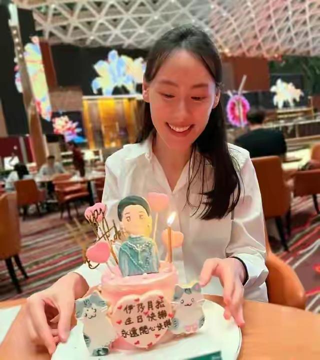 梁洛施提前庆生，儿子准的蛋糕上卡通人物似李泽楷