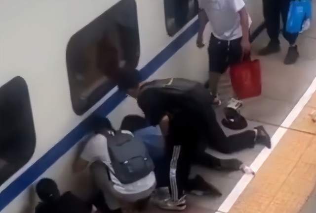 惊险！长春一男童坠入站台缝隙获救