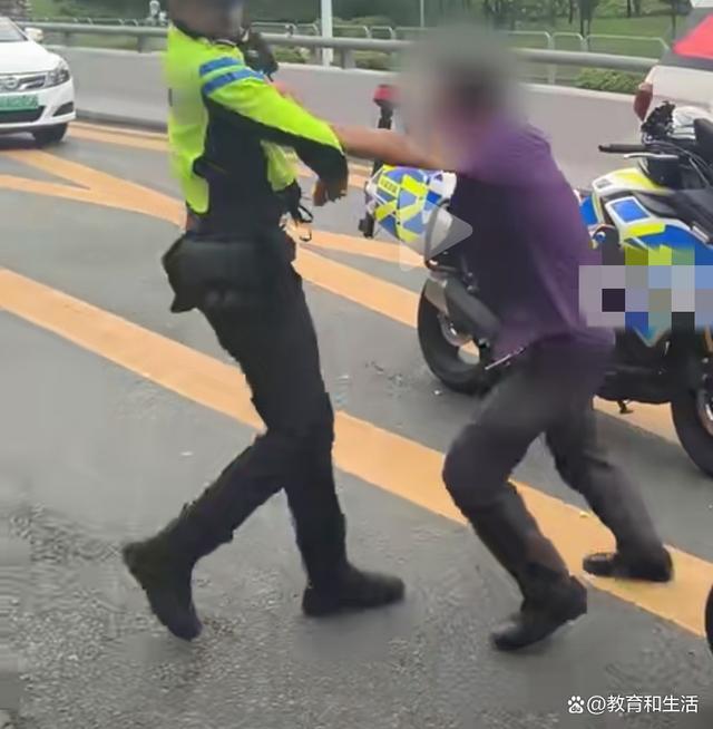 男子堵路拉客推搡交警：你还能把我关了